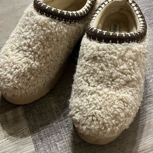 Steve Madden Cream Fuzzy Slippers